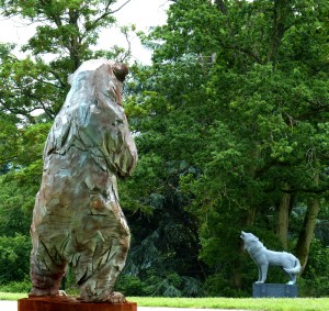 Ours Blanc - sculpture de Jurgen Lingl-Rebetez et  Le Loup - sculpture de Aurélien Raynaud - crédit photo Yseult Carré             